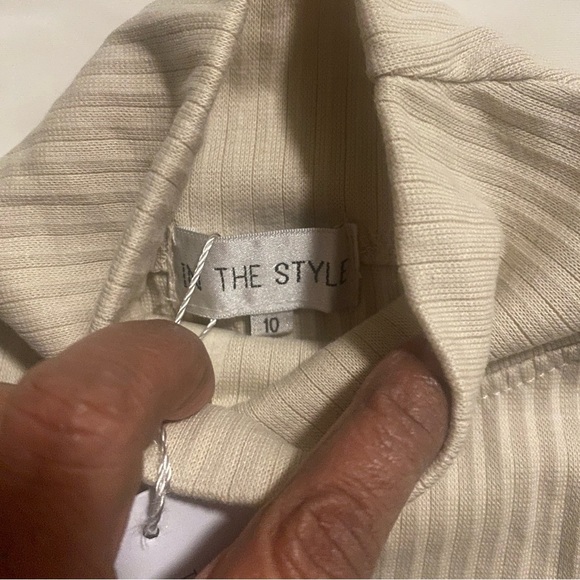 EUC FREE PEOPLE PLEAT FRONT CHINO PANTS IN KHAKI GREEN & WITH BODYSUIT - SIZE 10 - Picture 16 of 16